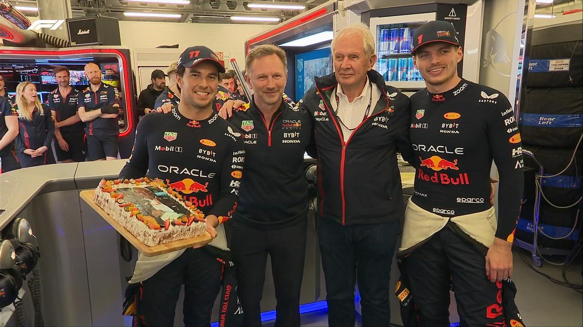 Helmut Marko, junto a Christian Horner, Checo Pérez y Max Verstappen
