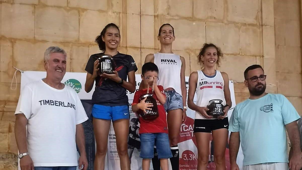 Podio femenino de la carrera, en Ses Salines