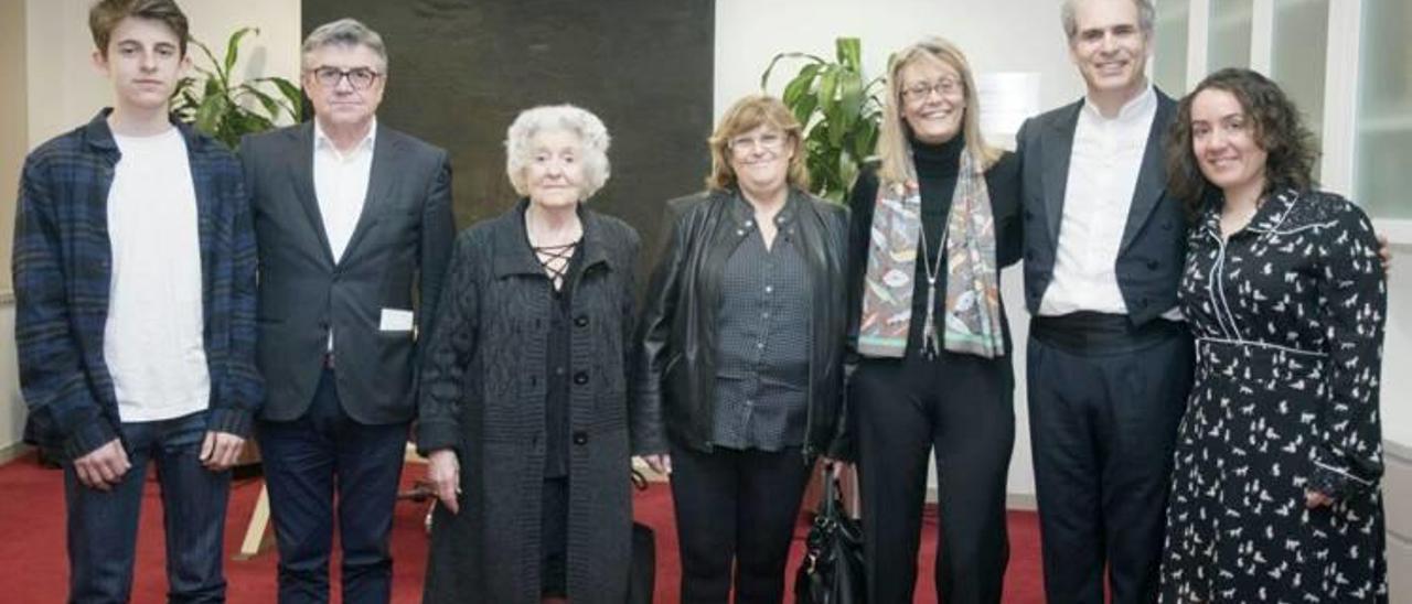 La familia de Alfredo Brotons junto al director del Palau, Vicent Ros; el director de la Orquesta de València, Yaron Traub; y la presidenta del auditorio y concejal Glòria Tello.