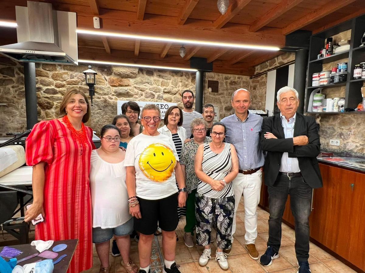 Integrantes do grupo Mulleres Artistas, con Ana Barreiro, esquerda; Milagros Rey, centro; Jabier Jubera e Manu Mimé, ao fondo; Vicente Mariño e Javier Expósito, dereita.