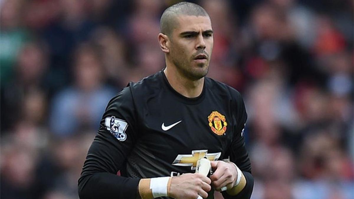 Víctor Valdés debutó con el Manchester