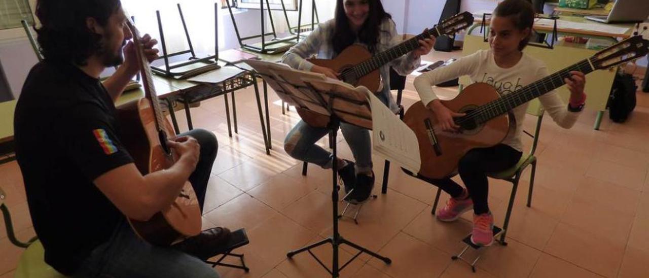 Alfonso Muñoz con las alumnas Julia Barrientos y Lucía López.