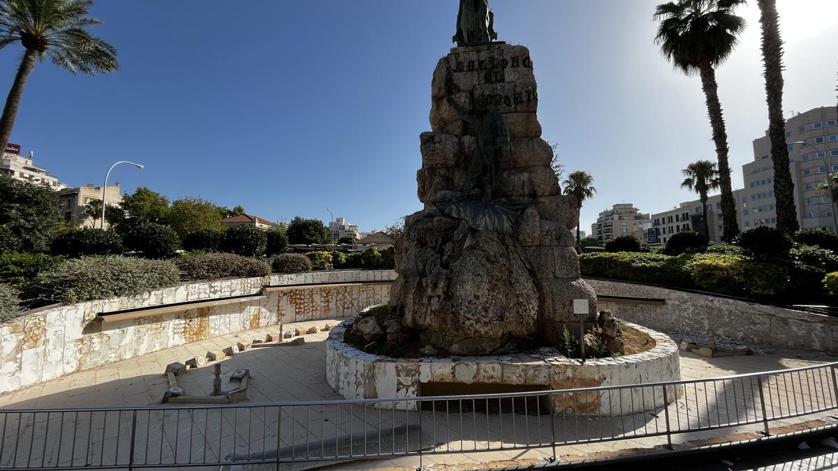 Fuente de plaza España sin agua.