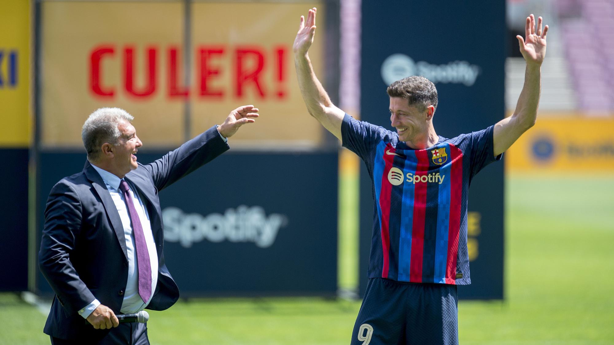 Joan Laporta junto al delantero Robert Lewandowski