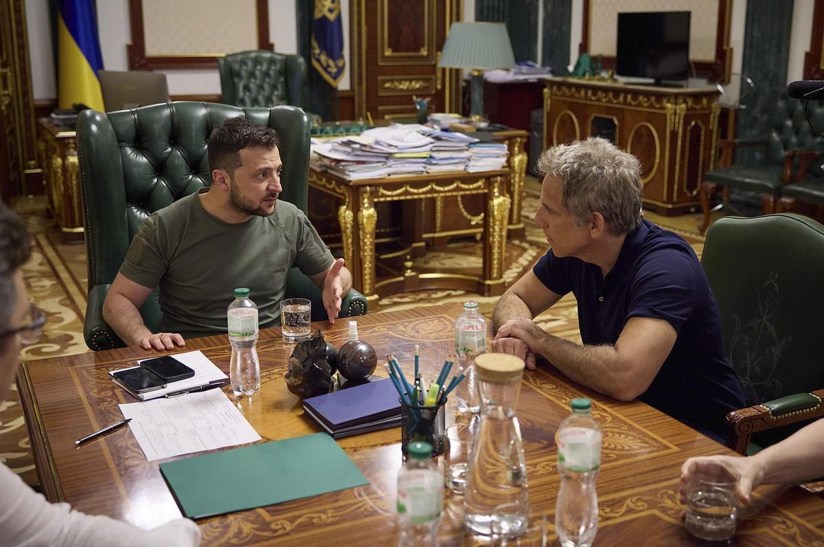 Kyiv (Ukraine), 20/06/2022.- A handout photo made available by the Ukrainian Presidential Press Service shows Ukrainian President Volodymyr Zelensky (L) with US actor Ben Stiller (R), UNHCR Goodwill Ambassador, during a meeting in Kyiv (Kiev), Ukraine, 20 June 2022 (issued 21 June 2022). US actor, director, screenwriter, and producer Ben Stiller met President Zelensky in Kyiv during his visit to Ukraine as a Goodwill Ambassador of the United Nations High Commissioner for Refugees (UNHCR). (Rusia, Ucrania) EFE/EPA/UKRAINIAN PRESIDENTIAL PRESS SERVICE HANDOUT -- MANDATORY CREDIT: UKRAINIAN PRESIDENTIAL PRESS SERVICE -- HANDOUT EDITORIAL USE ONLY/NO SALES
