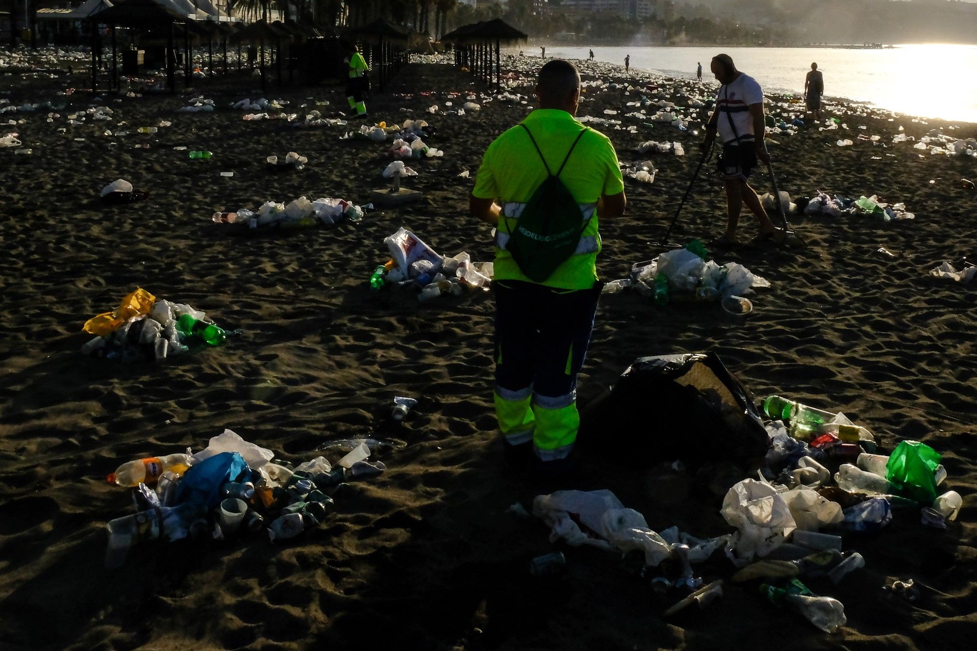 Toneladas de basura se acumulan en la playa tras celebrar la Noche de San Juan