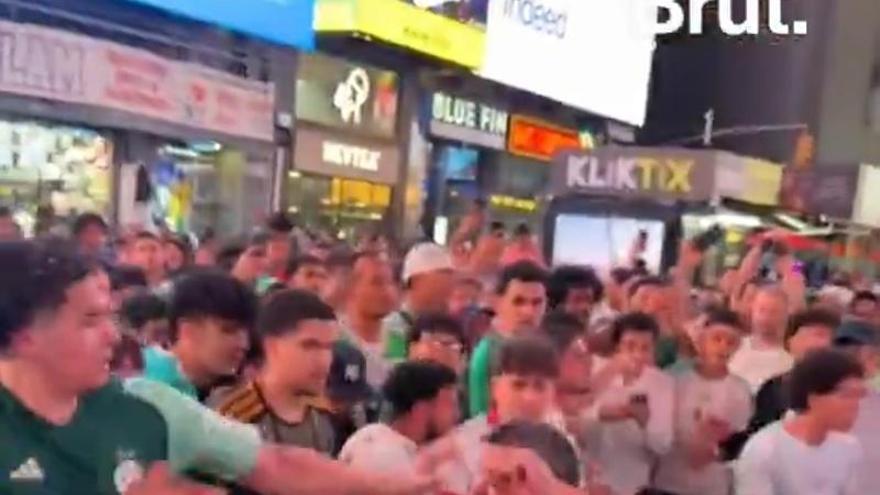 Insólito: batalla campal entre aficionados de Argelia y Argentina en pleno Times Square antes del Mundial 2026