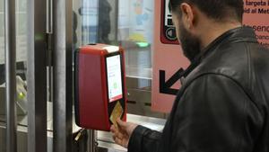 Pagament de bitllet de metro amb targeta bancària, ahir a Sagrada Família.  | FERRAN NADEU