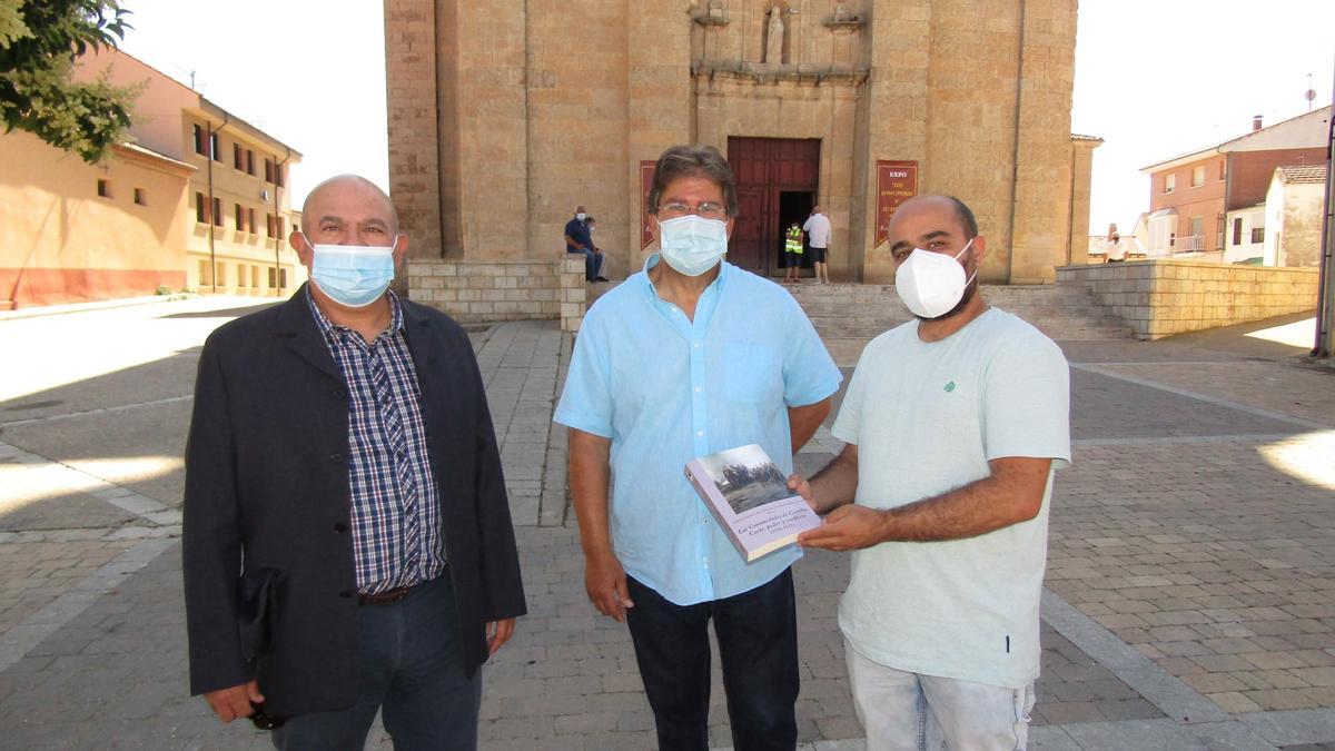 Carlos Javier junto al teniente de alcalde y alcalde de Fuentesaúco