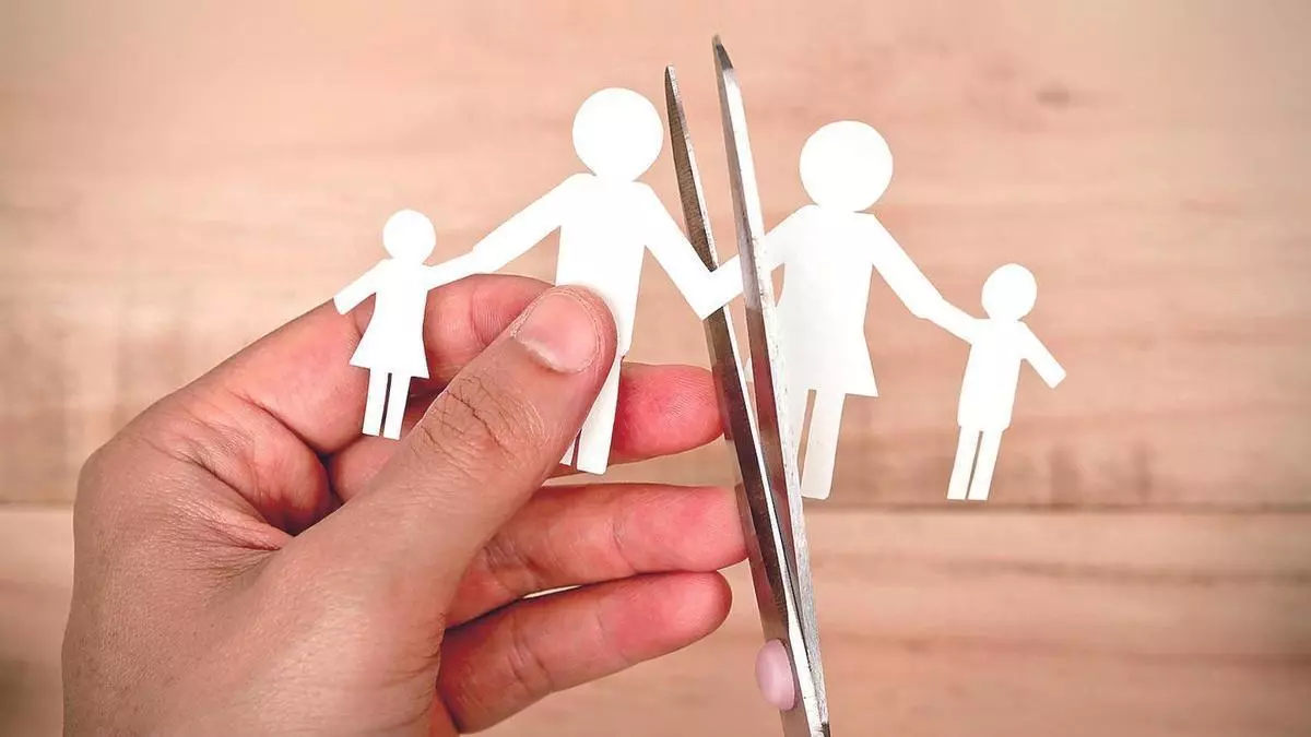 Convenios de divorcio en Vigo que no dejan casi nada a la imaginación: desde viajes escolares hasta mechas y depilación