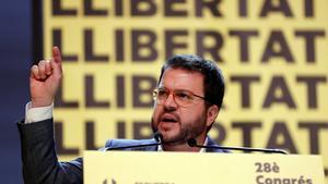 GRAF2707. BARCELONA, 21/12/2019.- El coordinador general de ERC y vicepresidente de la Generalitat, Pere Aragonés, durante el congreso nacional que ERC celebra hoy en Barcelona, en el que se debaten enmiendas sobre la vía unilateral en el proyecto independentista, un cónclave que llega en plenas negociaciones con el PSOE sobre la investidura de Pedro Sánchez y tras la sentencia europea que avala la inmunidad de Oriol Junqueras como eurodiputado. EFE/Alberto Estévez