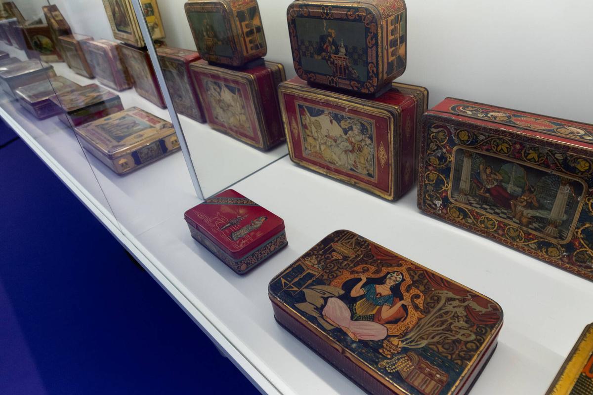 Algunas de las cajas de la exposición en L'Etno.