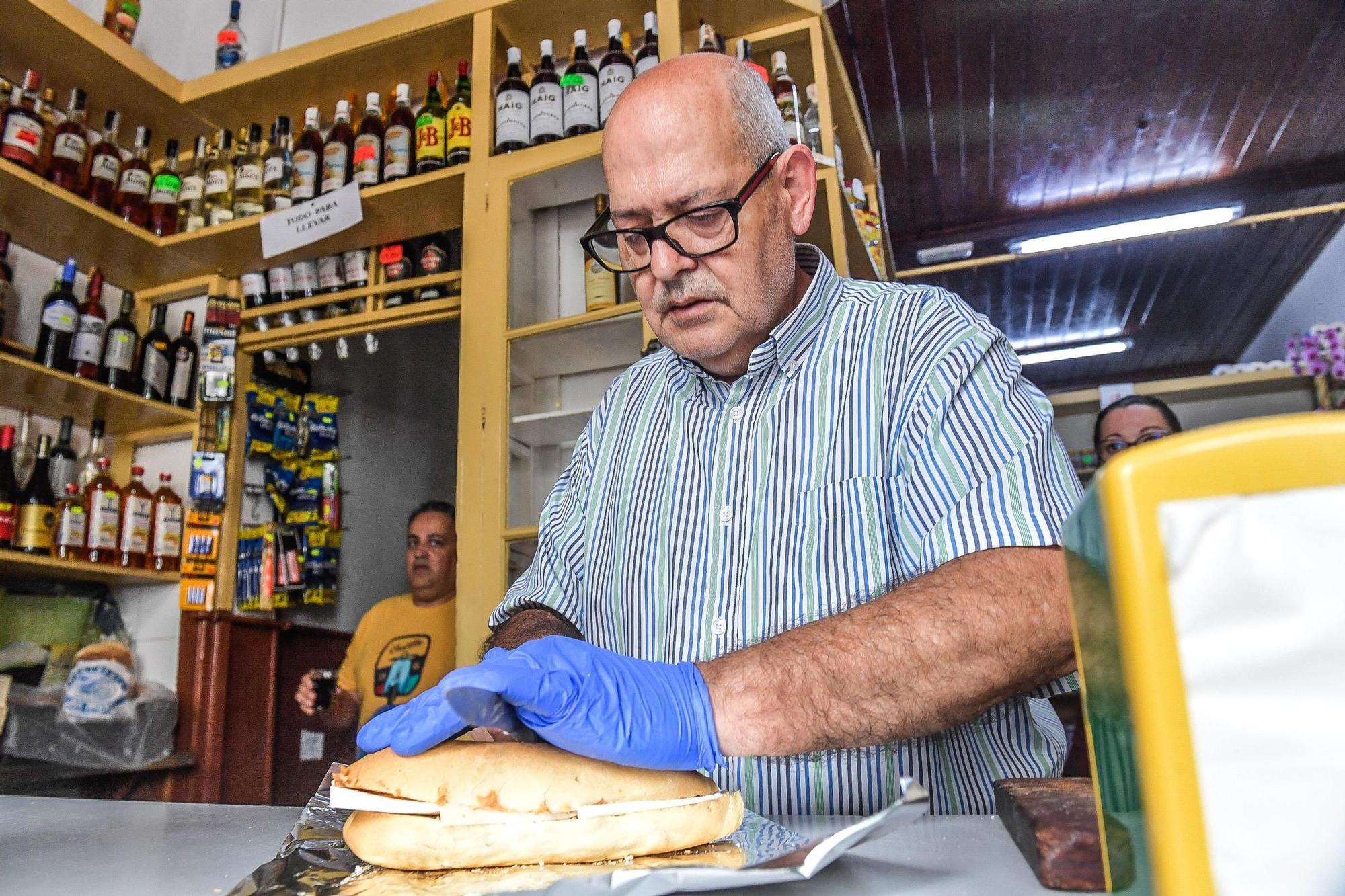 Ultimo día de la tienda de aceite y vinagre de Pepito Falcón en Teror