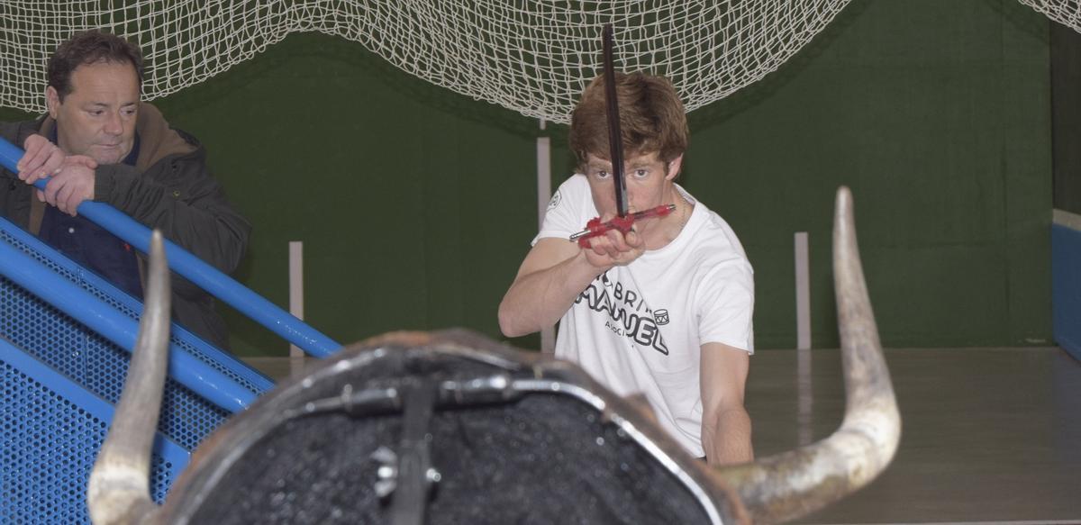 Borja Jiménez junto a su apoderado Julián Guerra en un momento de su entrenamiento en un pabellón de Salamanca