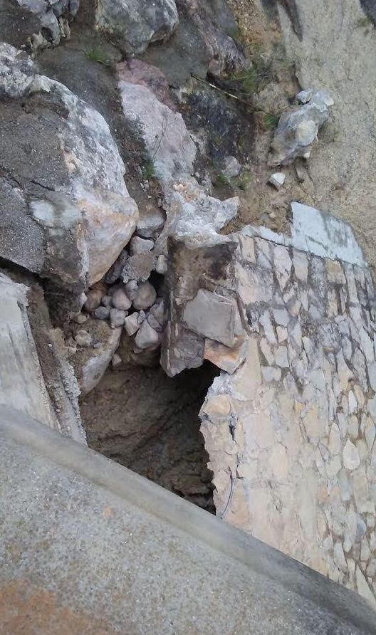 Detalle de la pared de piedra que se ha desprendido en uno de los laterales de la CV-10.