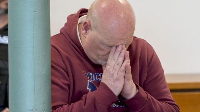Roger Serafín Rodríguez se lleva las manos a la cara tras la lectura del veredicto de culpabilidad del jurado popular, el pasado 26 de junio, en la Audiencia de A Coruña. |  Moncho Fuentes/Efe
