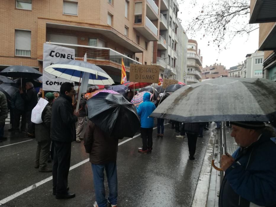Pensionistes protesten davant la seu de l'INSS a Manresa