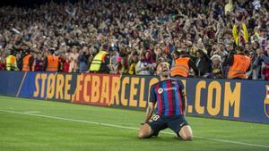 Jordi Alba festeja su gol a Osasuna en el Camp Nou.