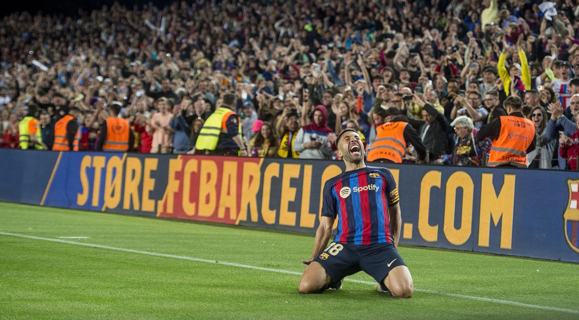 Jordi Alba festeja su gol a Osasuna en el Camp Nou.