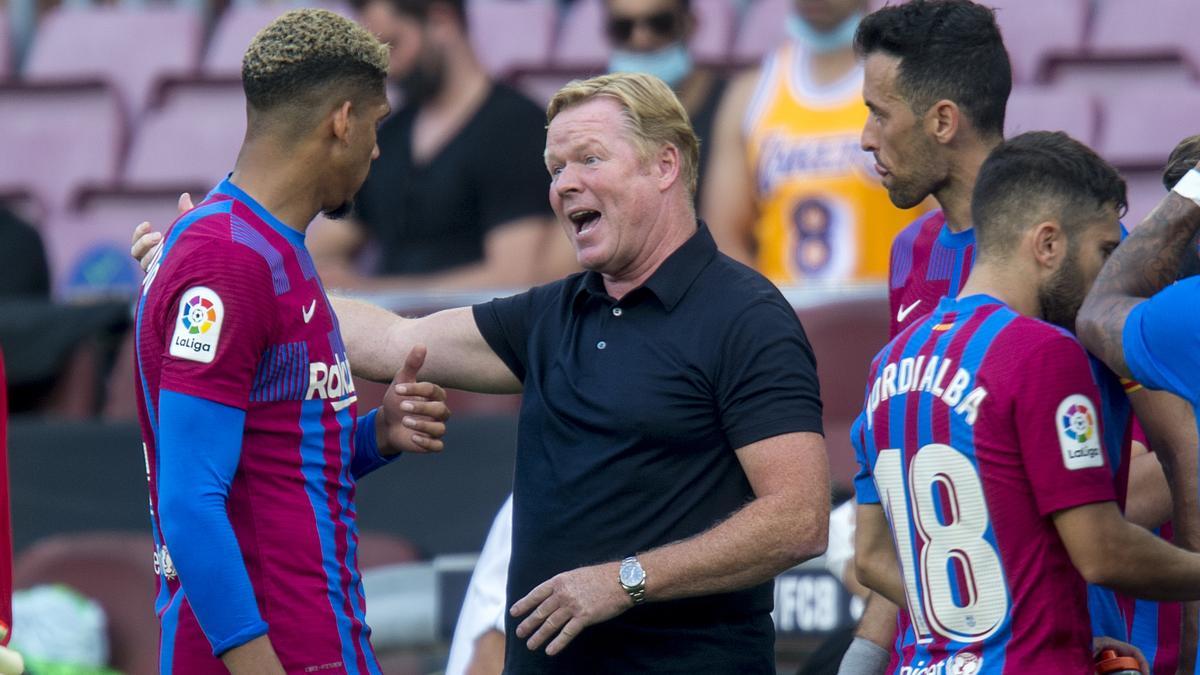 Koeman se dirige a Araujo durante el partido de liga contra el Getafe en el Camp Nou