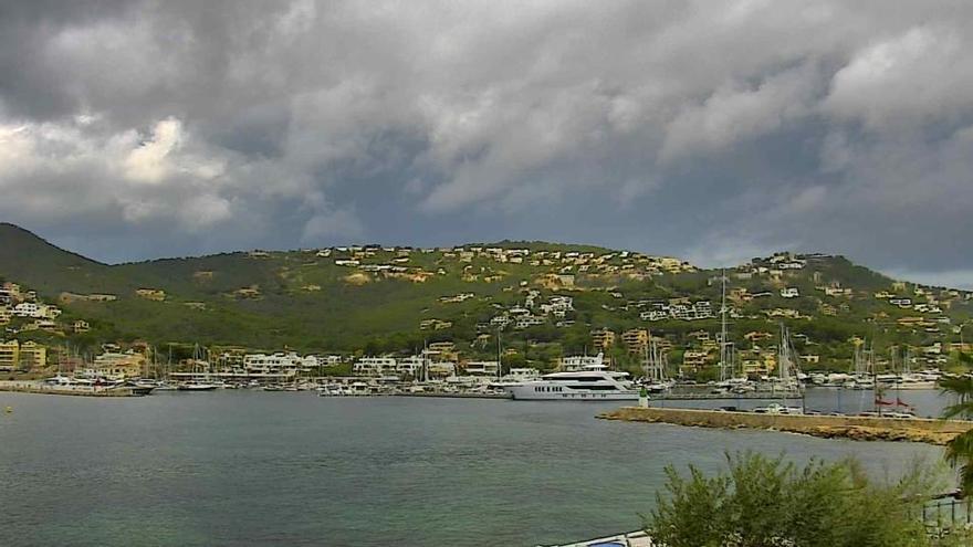 Wolken verdecken die Sonne am Himmel über Mallorca.