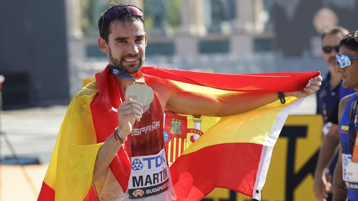 Álvaro Martín, envuelto en la bandera española y con la medalla.