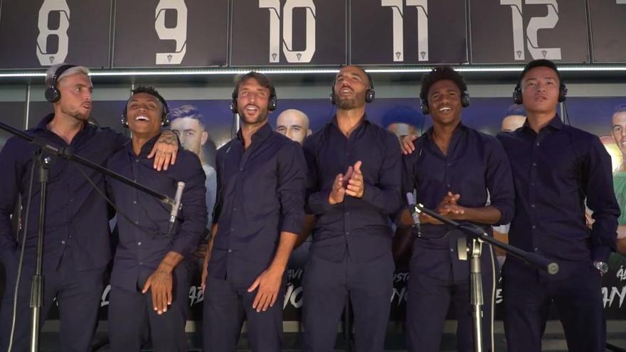 Jugadores del Marbella FC interpretando el himno.