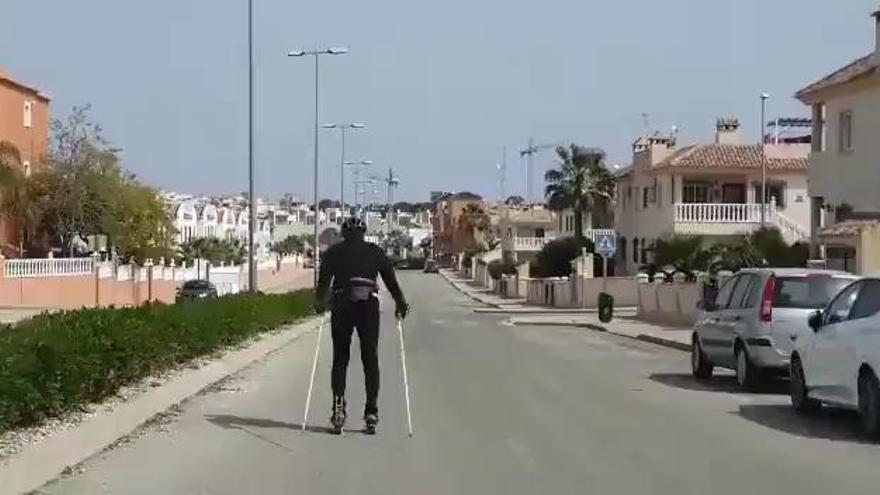 Multado por ir con patines por la calzada y saltarse el confinamiento