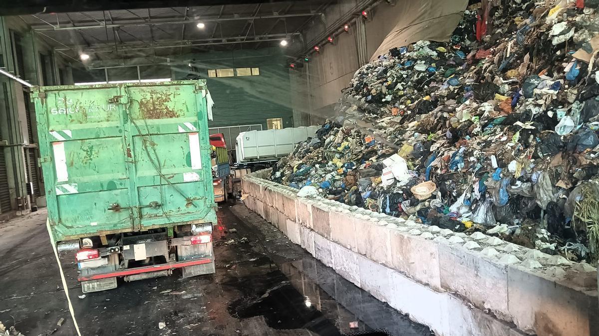 Los dos fosos de la planta incineradora de Tirme se encuentran saturados de residuos