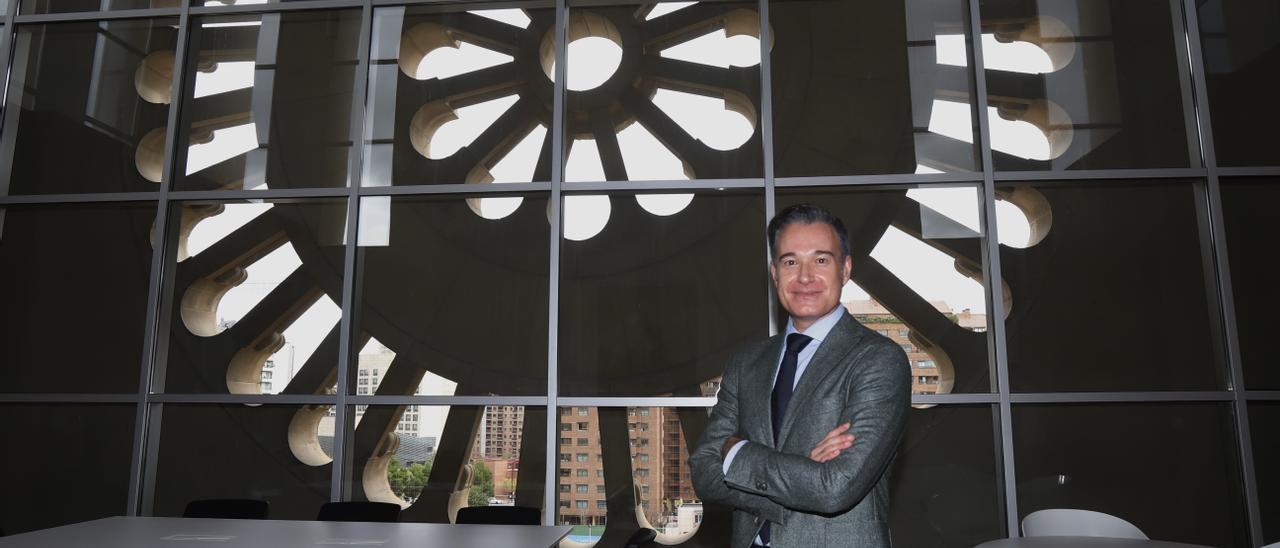 Víctor Serrano, en el despacho principal del edificio Seminario, segunda sede del Ayuntamiento de Zaragoza, donde está instalada el área de Urbanismo.