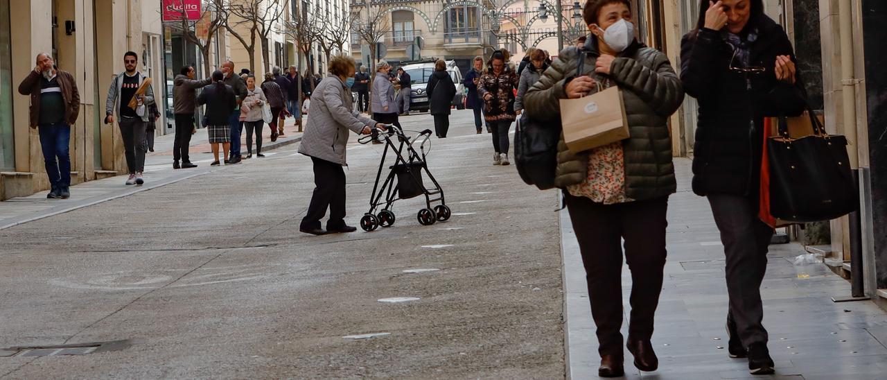 Viandantes en la calle San Lorenzo de Alcoy, principal eje de la peatonalización.