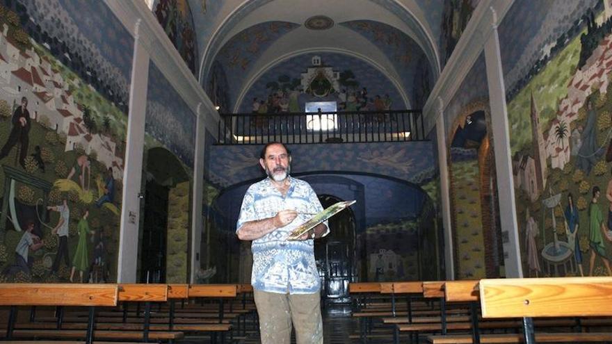 El pintor Evaristo Guerra, junto a parte de sus pinturas que decoran las paredes del santuario de la Virgen de los Remedios