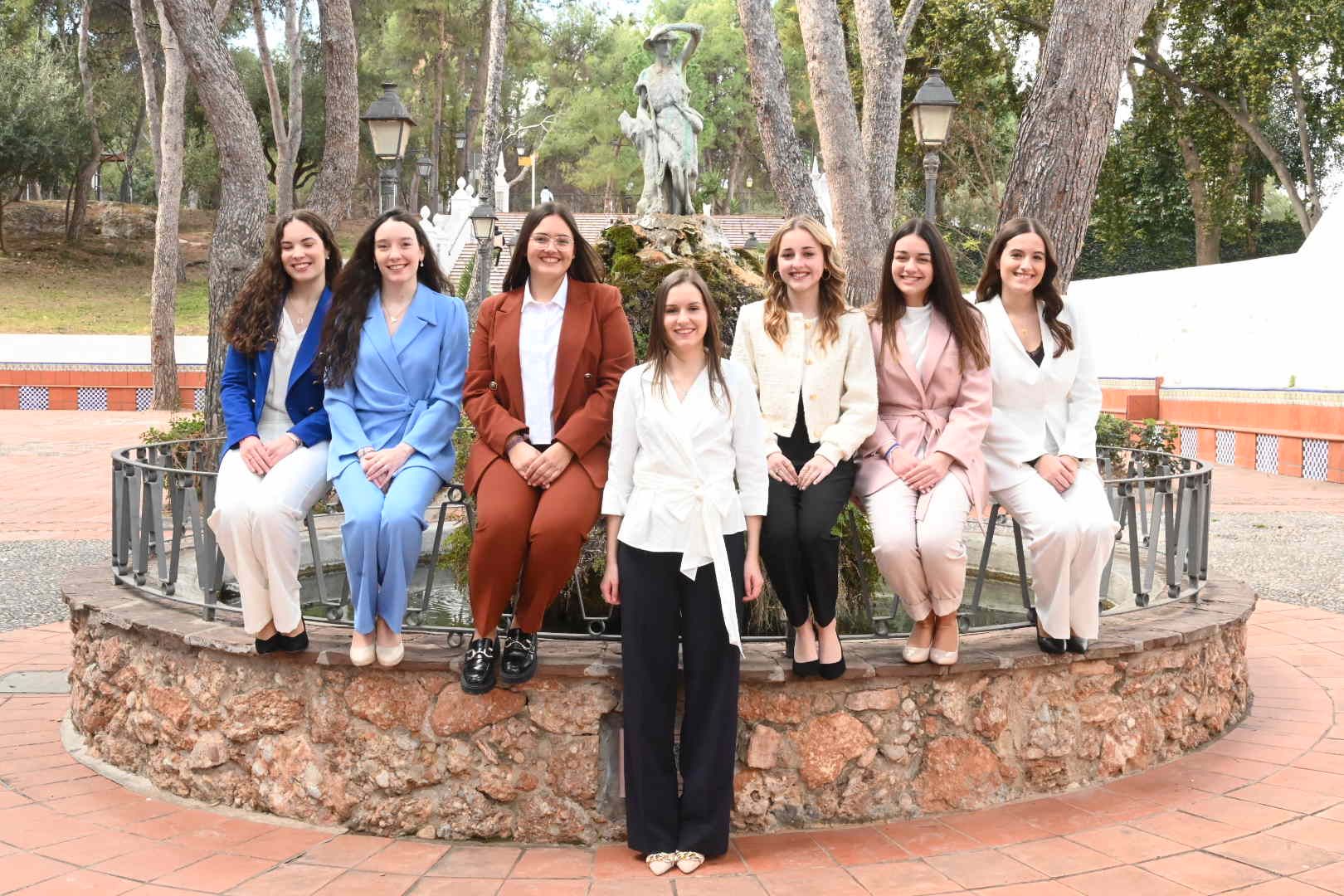 La reina de las fiestas de Vila-real se presenta con su corte de honor en el Termet