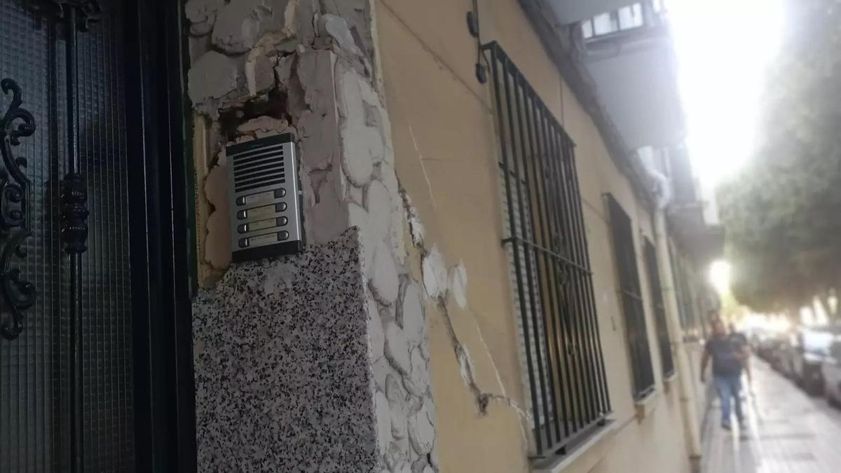 Grietas y desprendimientos en un bloque de Carranque