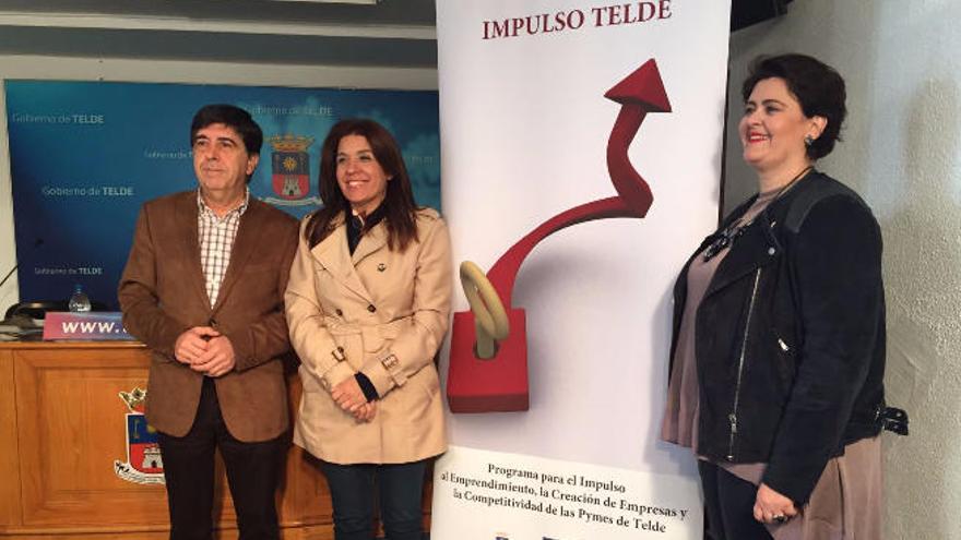 Gilberto Díaz, Carmen Hernández y Celeste López antes de la presentación del proyecto Impulso Telde.