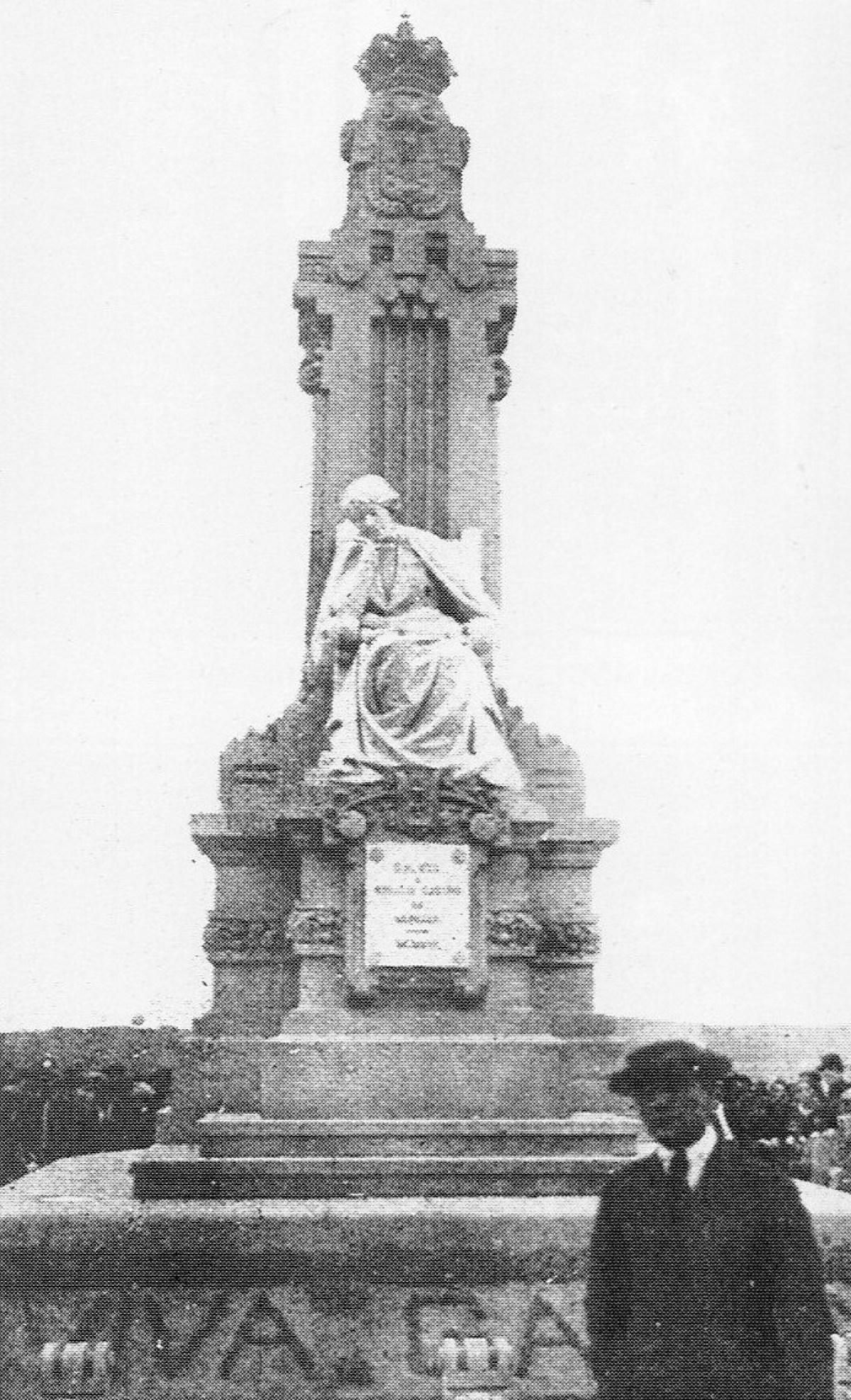 Monumento en homenaje a Rosalía en la Alameda el día de su inauguración