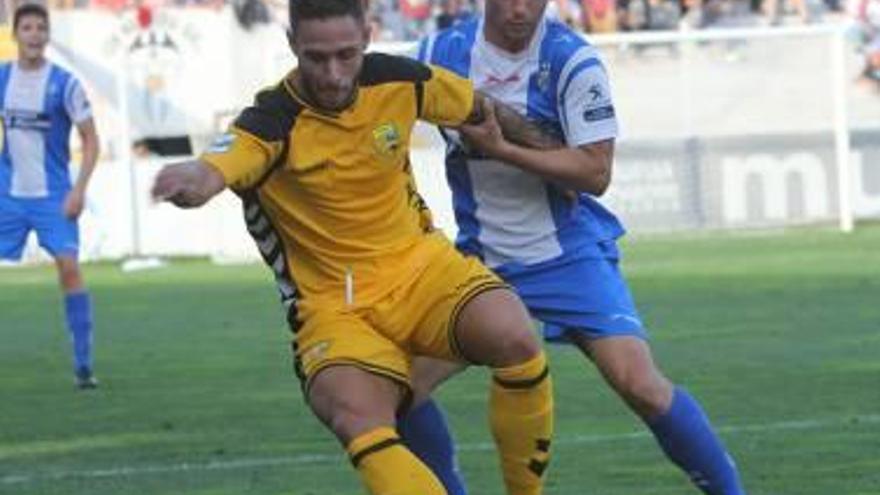 Álvaro García, de lateral, durante un partido en El Collao.