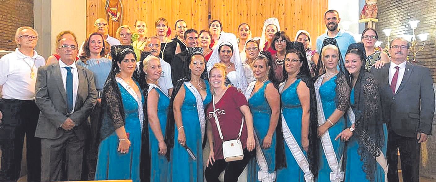 Reina de las fiestas y grupo de festeras 2019, junto a las autoridades, al acabar la procesión.