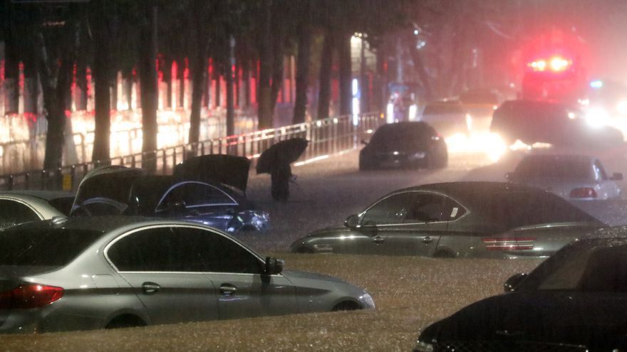 Vehículos sumergidos durante las fuertes lluvias que azotan a Corea del Sur.