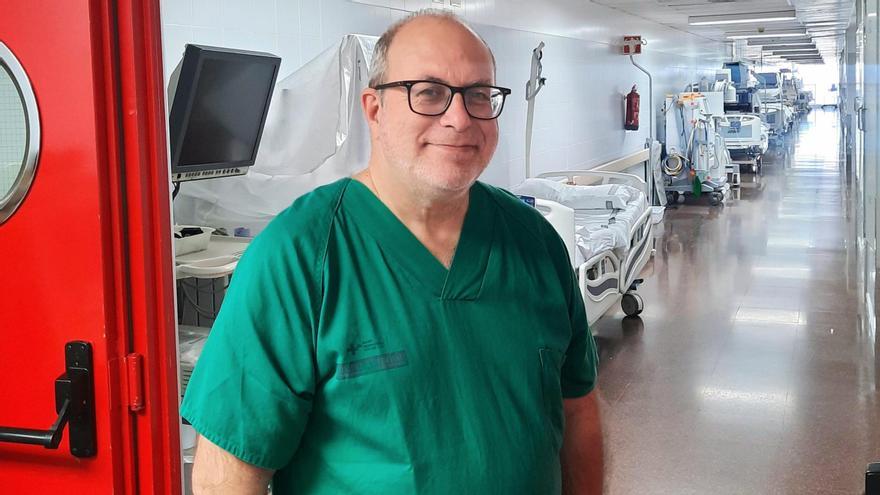 El doctor Ramia en una zona de quirófanos del Hospital General de Alicante