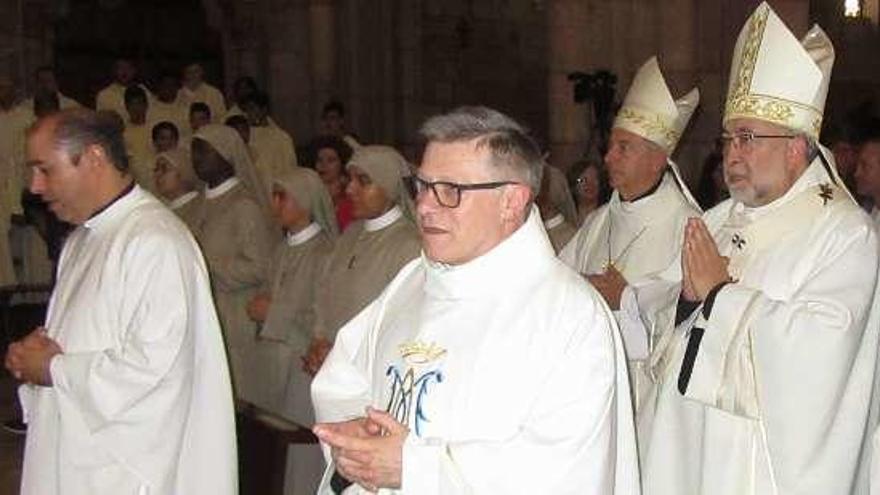 Arriba, el cardenal Osoro con el padre Ángel y sus acompañantes. Sobre estas líneas, los obispos Sanz y Retana, al inicio de la misa.