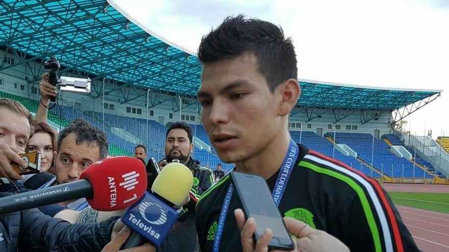 Lozano atiende a los medios mexicanos.