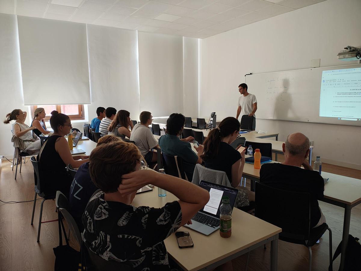 Els alumnes enmig d'una classe.