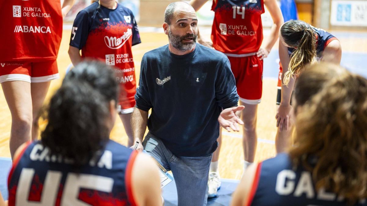 Fernando Buendía, durante una charla en su actual etapa como entrenador de Maristas.
