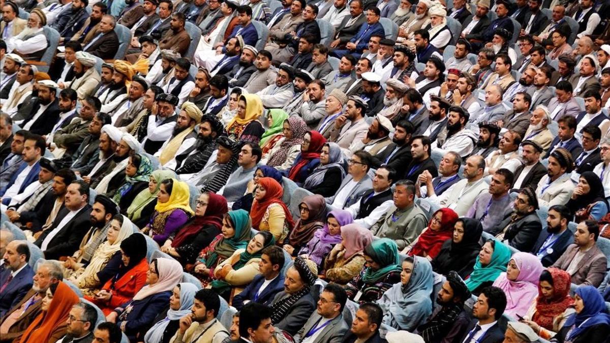 Varios afganos asisten una sesión convocada para hablar sobre el proceso de paz con los talibanes en Kabul, Afganistan