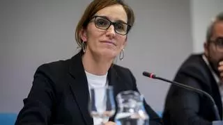 Mónica García apela al sentido común y recomienda "llevar siempre una mascarilla a mano"