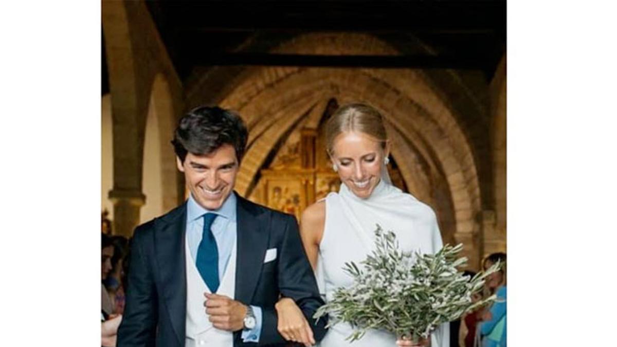 El vestido de novia con capa asimétrica más increíble de todos