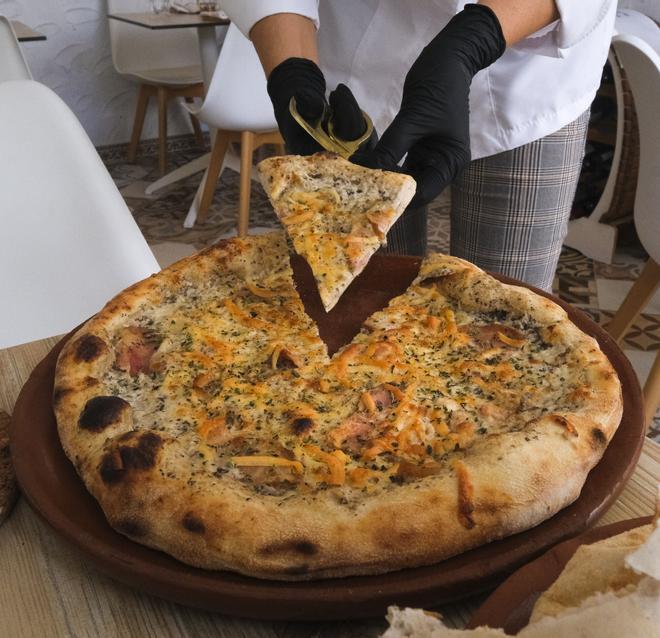 Aythami y Patricia, propietarios de la pizzería A Casa Mia de Mogán