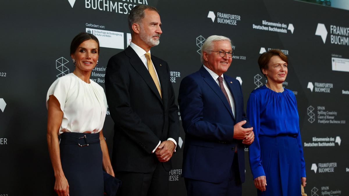 Los Reyes y el presidente de Alemania, Frank-Walter Steinmeier, y su esposa, Elke Büdenbender, en la Feria del Libro de Fráncfort.