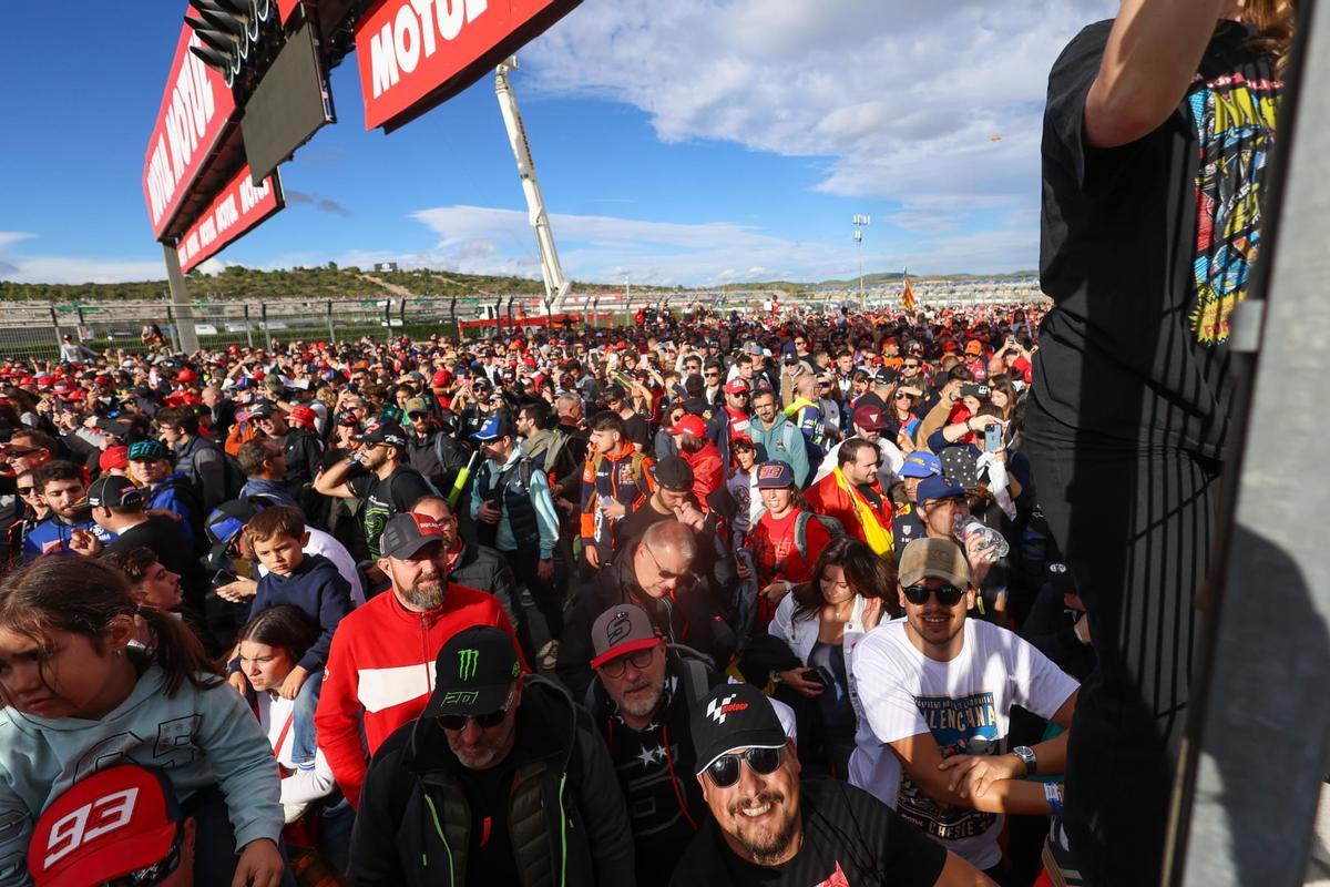 Miles de aficionados invadieron la pista al final para ver el podio de MotoGP